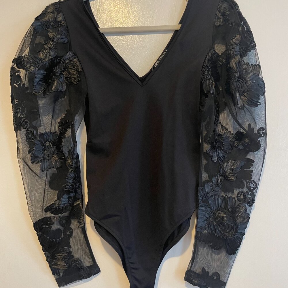 NWT – NEVER WORN Zara Floral Lace Long/Puff Sleeve Bodysuit – M